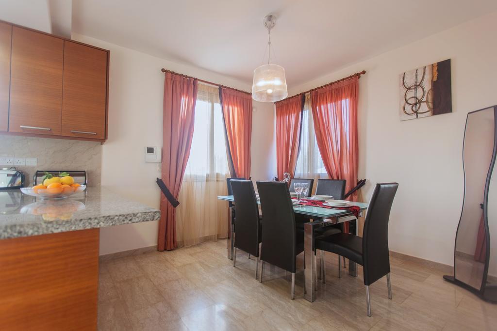 Villa Saraliana Sandy Beach Villas - Heated Pool - Jacuzzi - Private Beach Area Полис Стая снимка