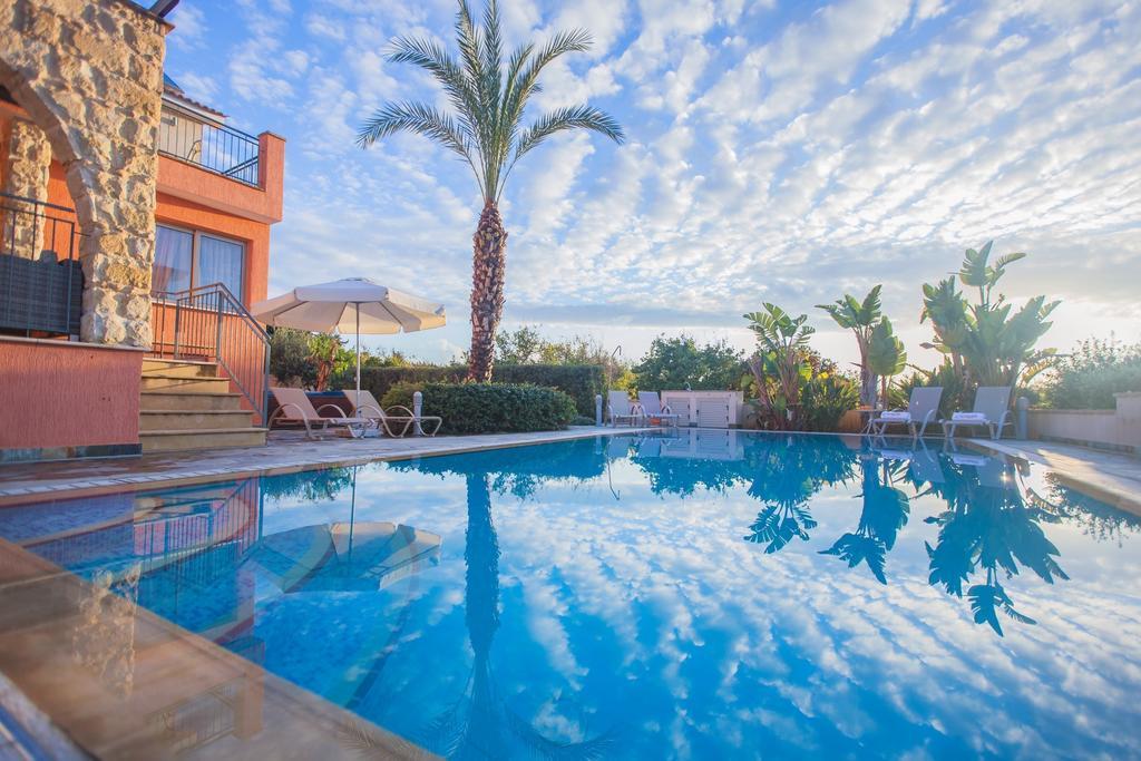 Villa Saraliana Sandy Beach Villas - Heated Pool - Jacuzzi - Private Beach Area Полис Стая снимка