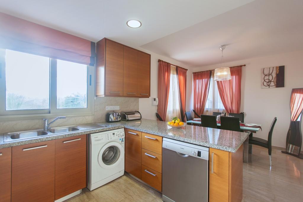 Villa Saraliana Sandy Beach Villas - Heated Pool - Jacuzzi - Private Beach Area Полис Стая снимка
