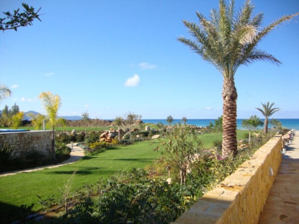 Villa Saraliana Sandy Beach Villas - Heated Pool - Jacuzzi - Private Beach Area Полис Стая снимка