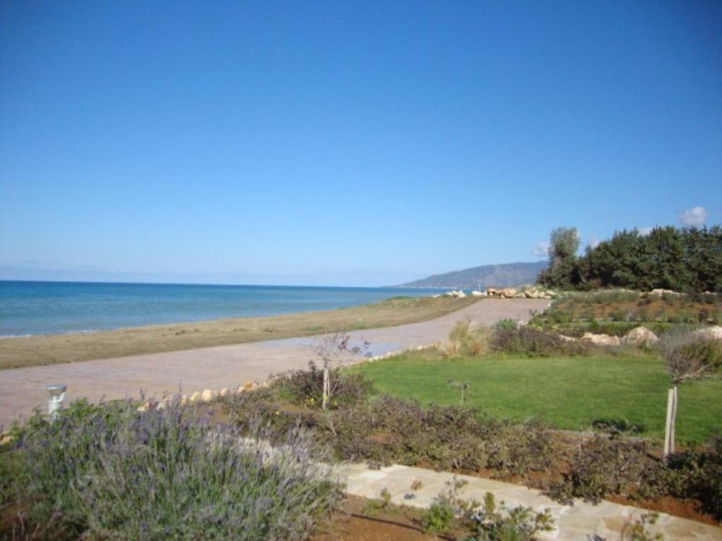 Villa Saraliana Sandy Beach Villas - Heated Pool - Jacuzzi - Private Beach Area Полис Стая снимка